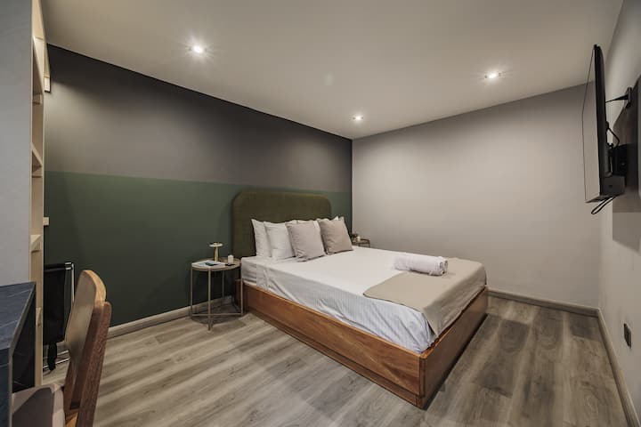 Chumba cha pili cha kulala kilicho na kitanda cha kifahari, kinachofaa kwa ukaaji wa starehe na starehe. Ubunifu wa kifahari na mazingira ya amani huhakikisha mapumziko mazuri ya usiku, wakati televisheni inatoa machaguo ya burudani.