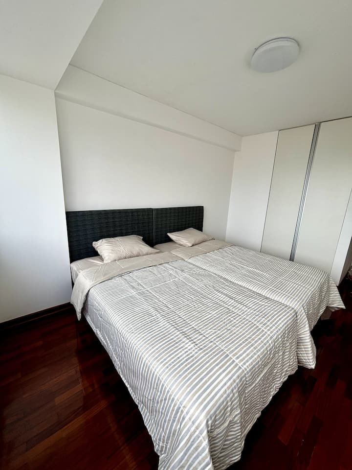 Hai la possibilità di unire i letti per trasformarli in uno solo, un po' più largo di un letto matrimoniale grande.