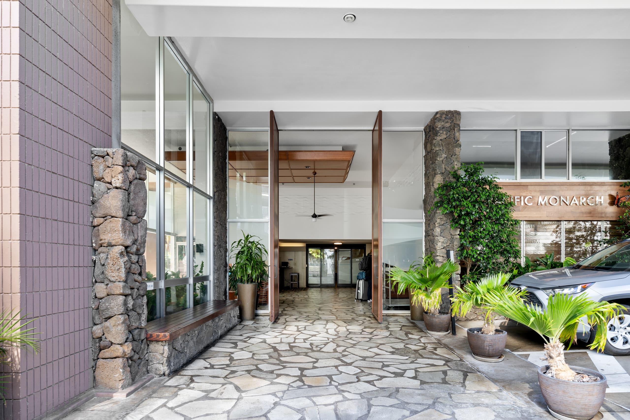 Condo in Honolulu · ★4.93 · Studio · 1 bed · 1 private bath - Image 39