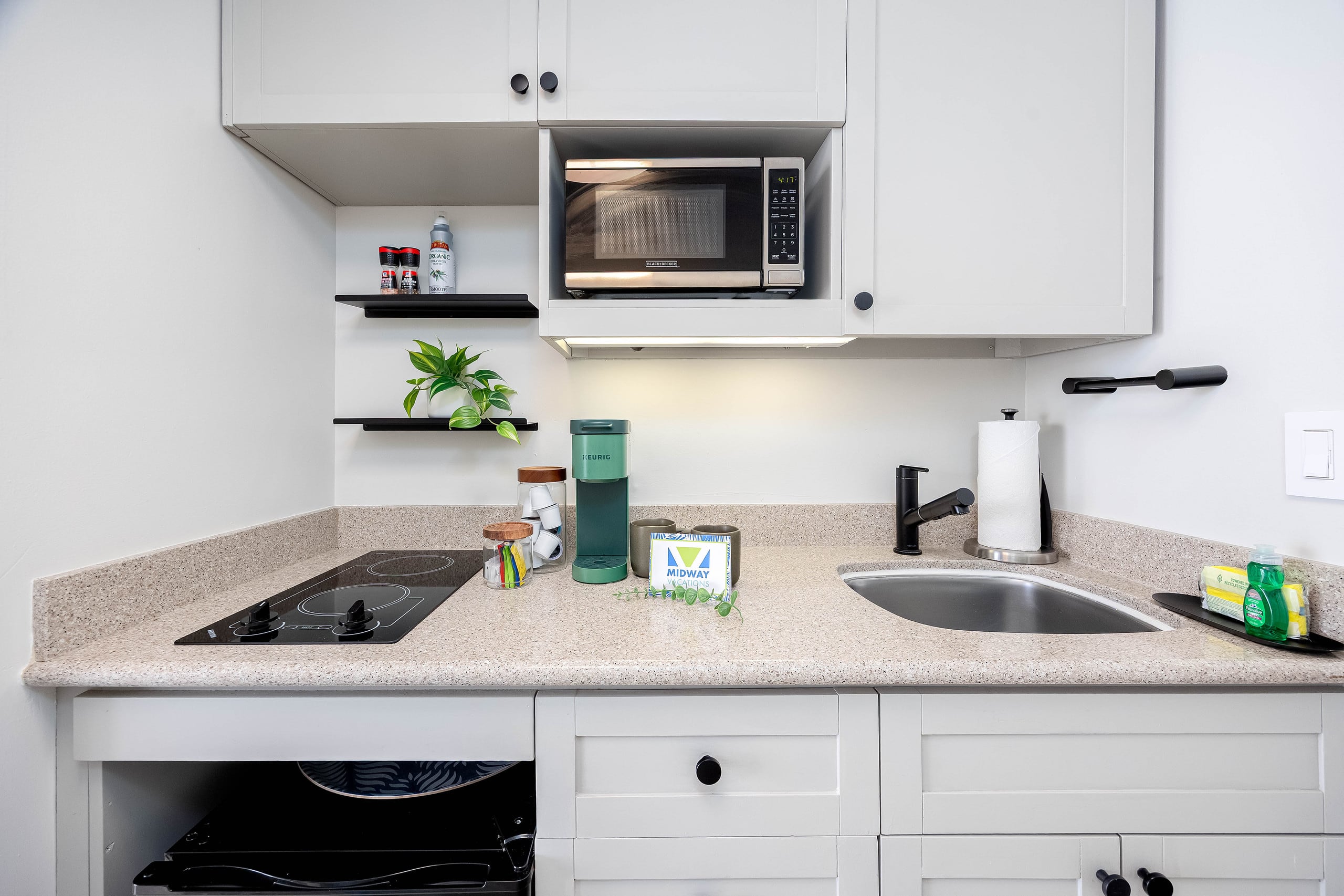 Condo in Honolulu · ★4.93 · Studio · 1 bed · 1 private bath - Image 10