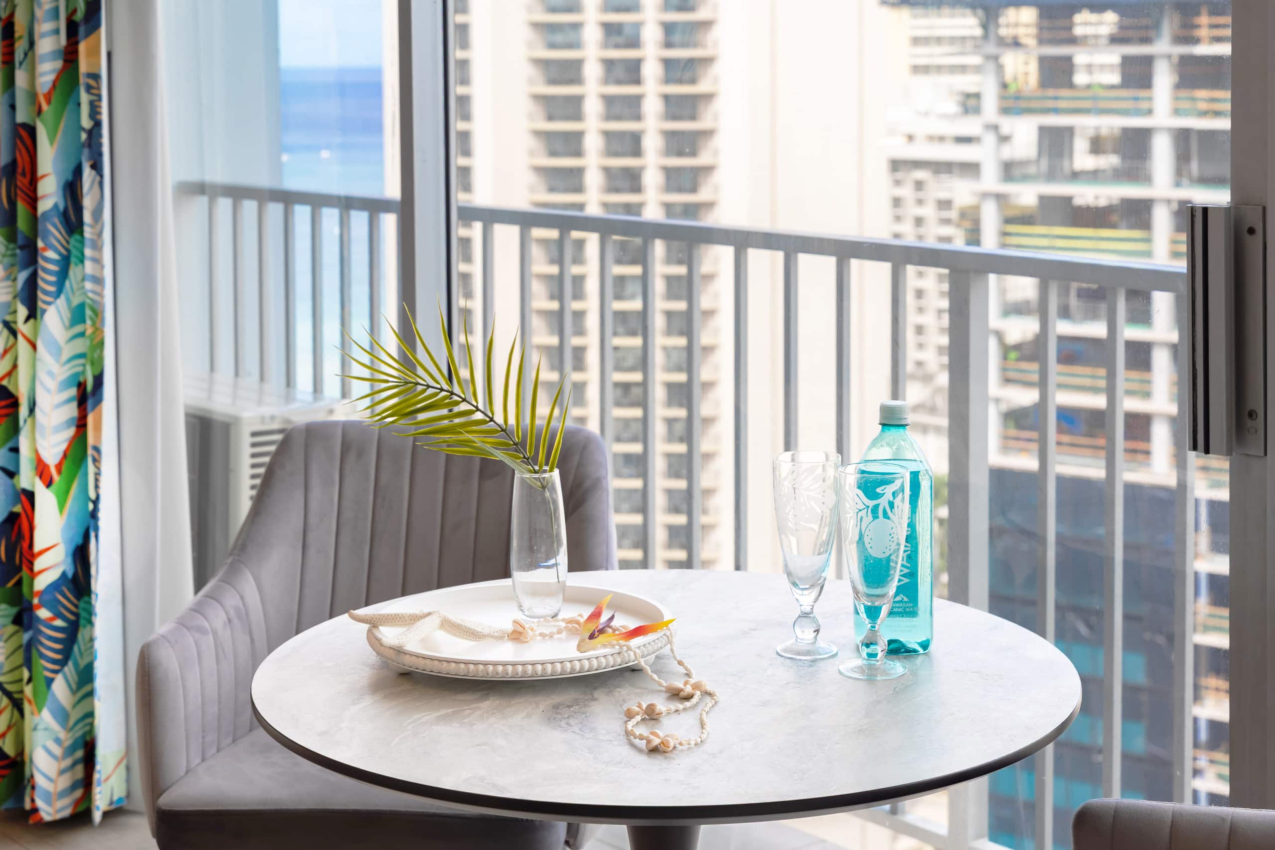 Condo in Honolulu · ★4.93 · Studio · 1 bed · 1 private bath - Image 18