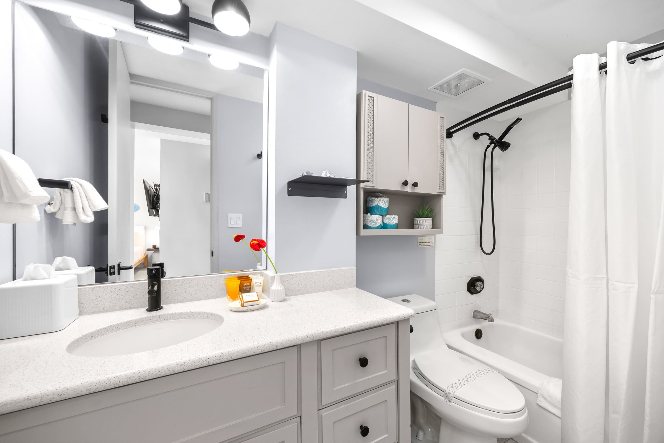 Condo in Honolulu · ★4.93 · Studio · 1 bed · 1 private bath - Image 21