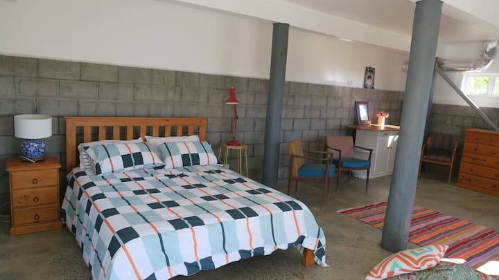 Prístup zvonku domu. Plne izolované, s dvojitým zasklením a s klimatizáciou. 