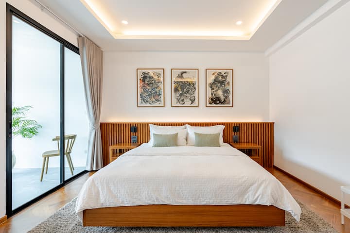 The large king sized bed features a luxury grade mattress with additional memory foam mattress topper for added comfort. The bed linens are cotton and the down-feather duvet is lightweight, suitable for Thailand's warmer climate.
