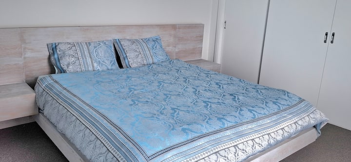 Брачен кревет (широк 150-179 см) со доволно простор за складирање во гардероба и поглед кон светилникот!