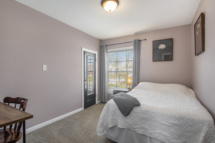 Dormitorio 3: cama matrimonial, TV inteligente montada, escritorio de trabajo con un conector Ethernet y WIFI rápido relámpago de 1000 MBP.  