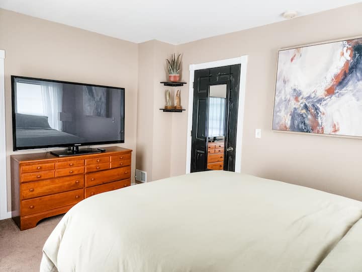 Dormitorio 1 - cama tamaño queen, televisión de 60pulgadas con palo de fuego amazónico, armario. 