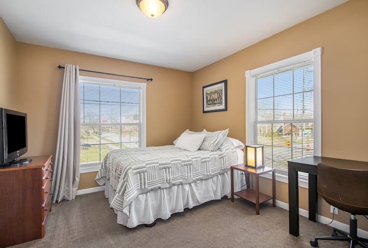 Dormitorio 2: cama completa, televisión de 40pulgadas con Amazon FireStick, escritorio, cómoda pequeña y armario. 