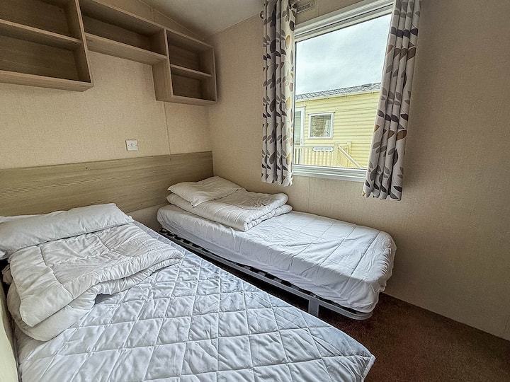El segundo dormitorio es perfecto para alojar huéspedes adicionales durante tu estancia.