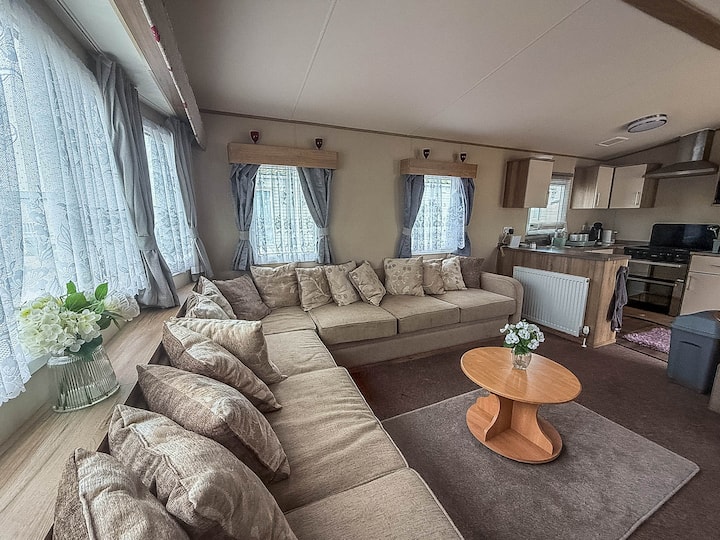 Caravan At St Osyth Beach Park Ref 28059fv - Clacton-on-Sea