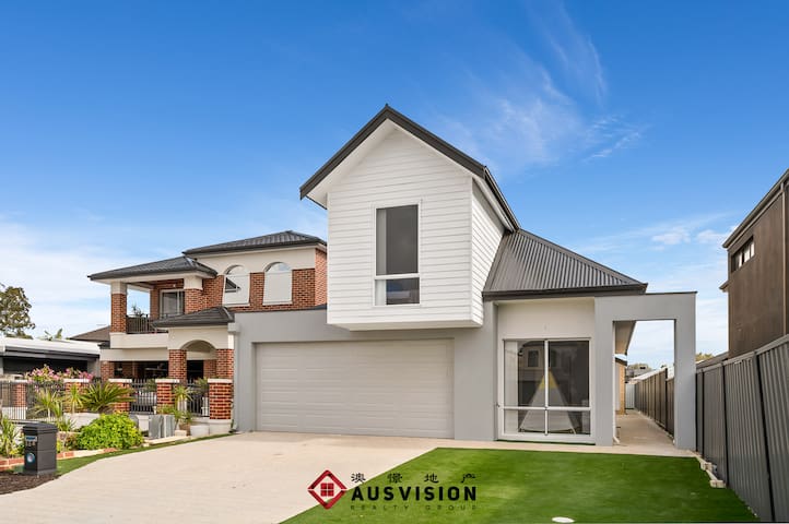 Riverside Executive 2-Story Bliss near Curtin Uni