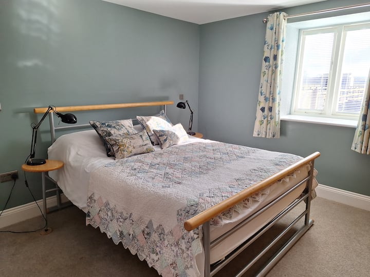 可爱舒适的加大双人床，配有床垫衬面。  窗户上有百叶窗和窗帘，可最大限度地保护隐私。  天花板灯上还有太阳能电动百叶窗，可最大限度地遮光，让您睡个好觉。