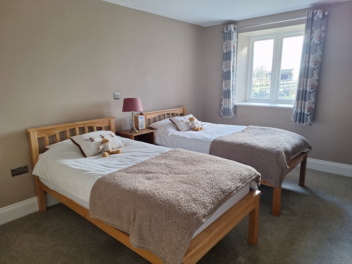 全新的双床客房和超级舒适的床垫。 卧室地毯齐全，配有地暖。