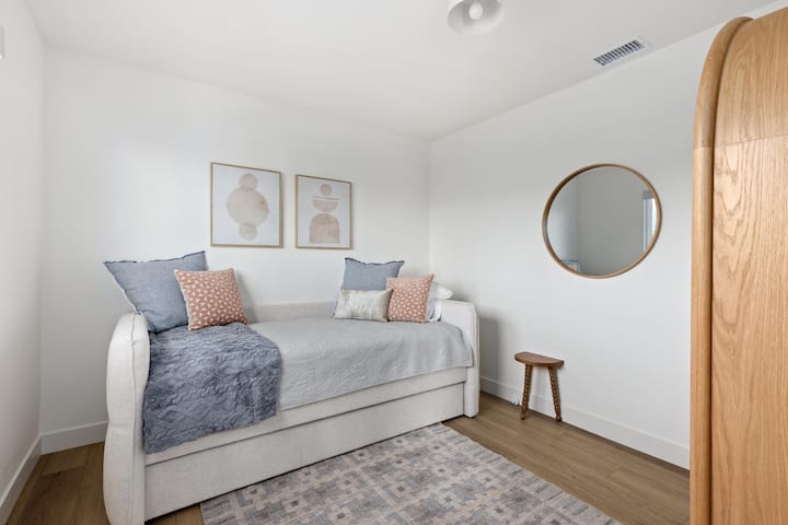 Chumba cha 3 cha kulala. Vitanda viwili pacha - kimoja juu na kimoja kinatoka chini.