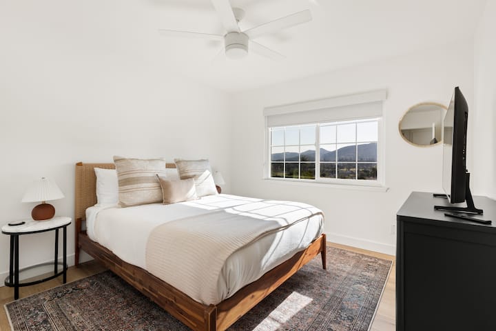 Chumba cha 2 cha kulala kina kitanda cha kifahari cha mseto, kabati la kujipambia, runinga, sehemu ya kabati na mandhari ya milima