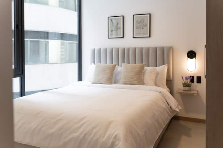 Segunda habitación que cuenta con una cama Queen y amplio closet.