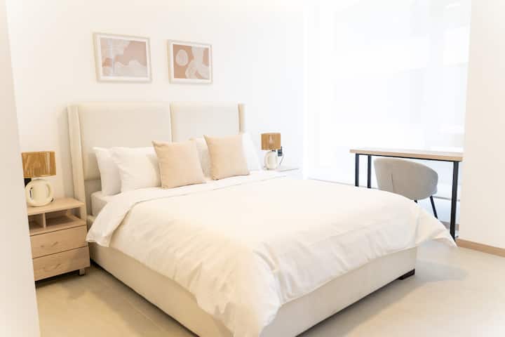 Habitación principal con cama tamaño Queen y TV de 55".