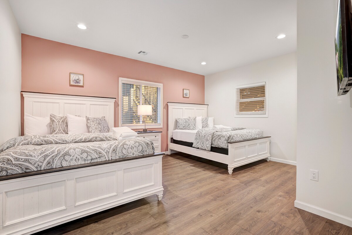 2 camas tamaño queen con capacidad para 4 personas