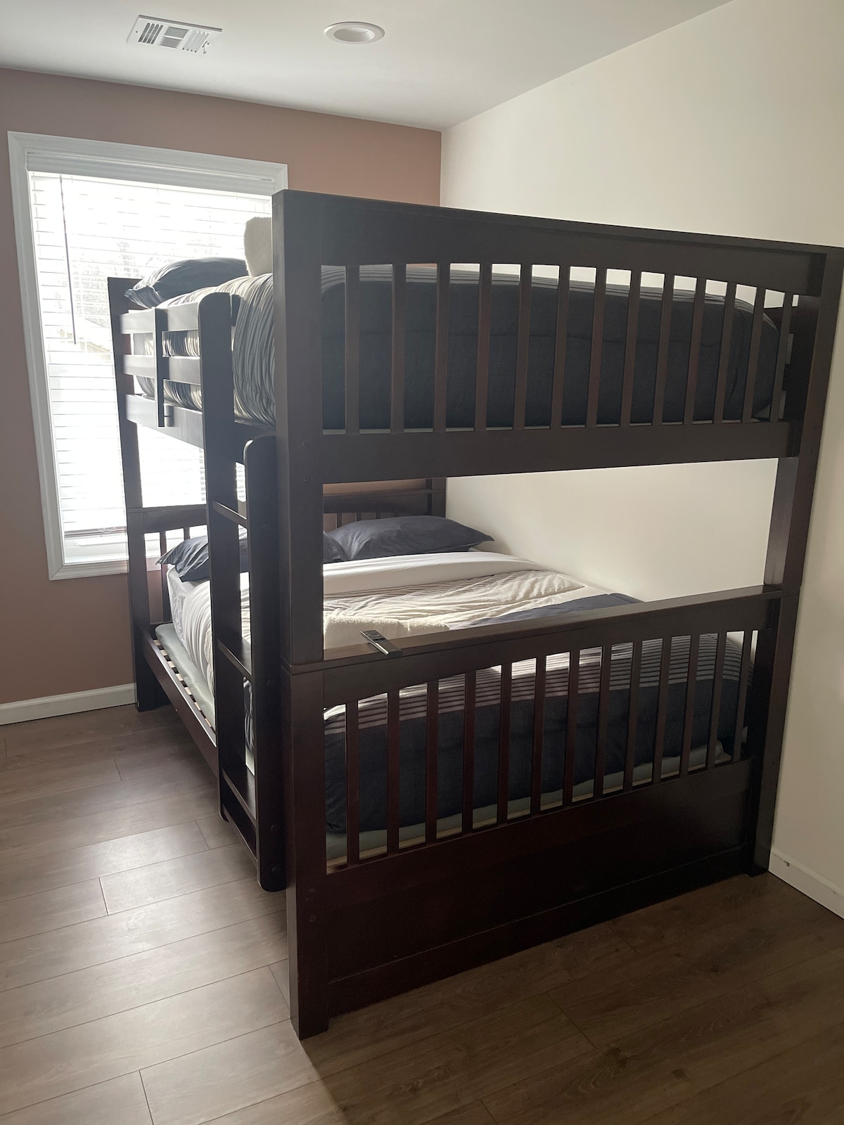 1 litera - Capacidad para 6 personas (Saca la cama en la parte inferior no es visible en la imagen)