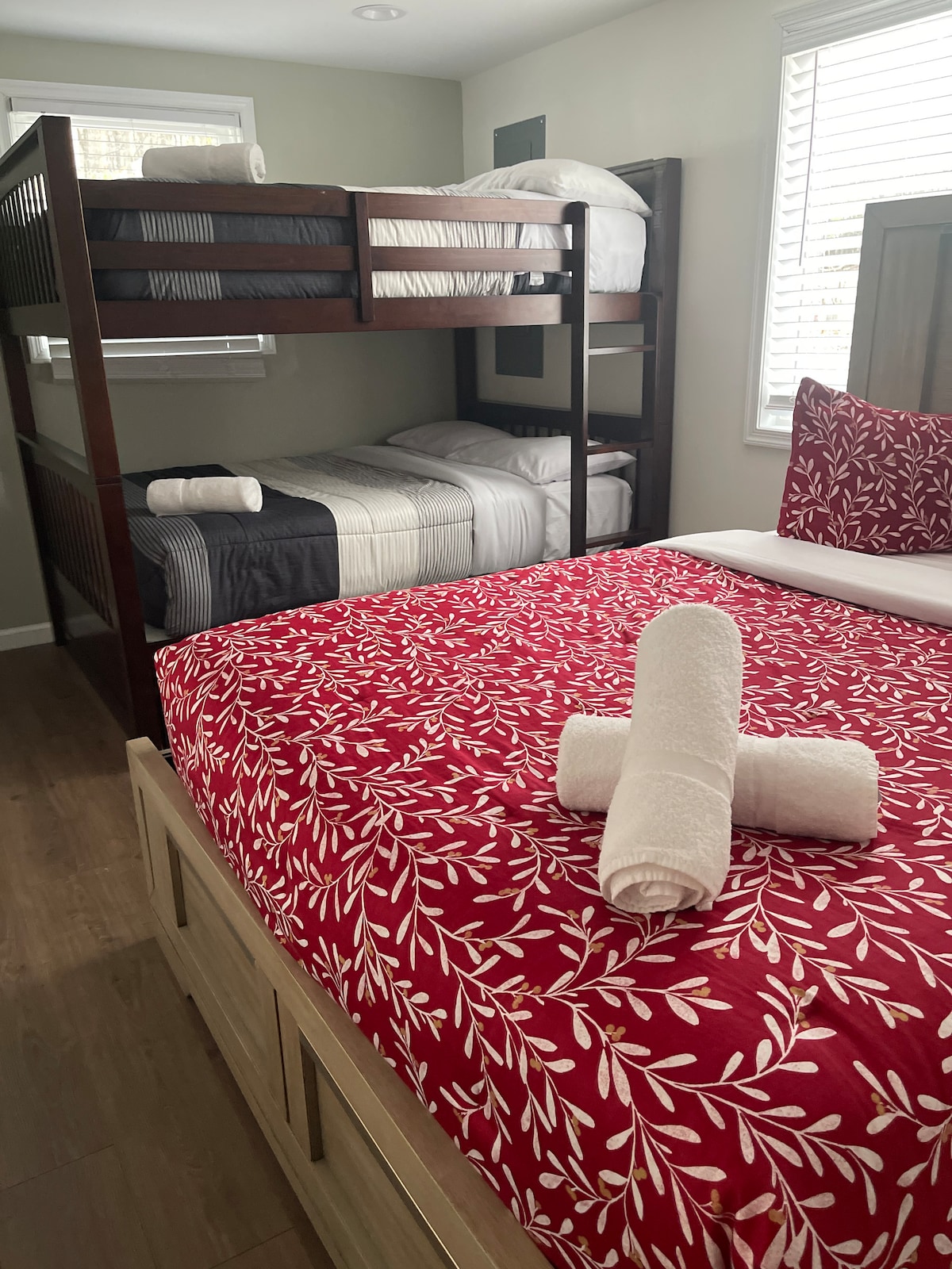 1 Cama tamaño queen con capacidad para 2 personas 
1 litera - Capacidad para 6 personas (Saca la cama en la parte inferior no es visible en la imagen)