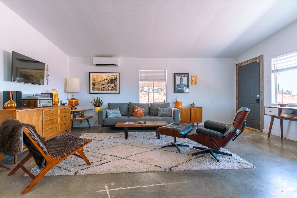Relájate en una sala de estar elegante de mediados de siglo, perfecta para relajarte después de las aventuras en el desierto. Disfruta de una decoración retro, asientos acogedores y un ambiente sereno que se siente como un verdadero hogar lejos de casa.