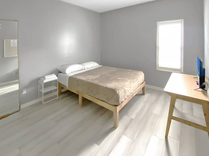 Glavna spavaća soba s kupaonicom sadrži luksuzni bračni krevet od memorijske pjene širine 10 inča koji osigurava miran san. Soba ima impresivne stropove visine 2,74 m. Privatna kupaonica pruža vam dodatnu udobnost i privatnost.