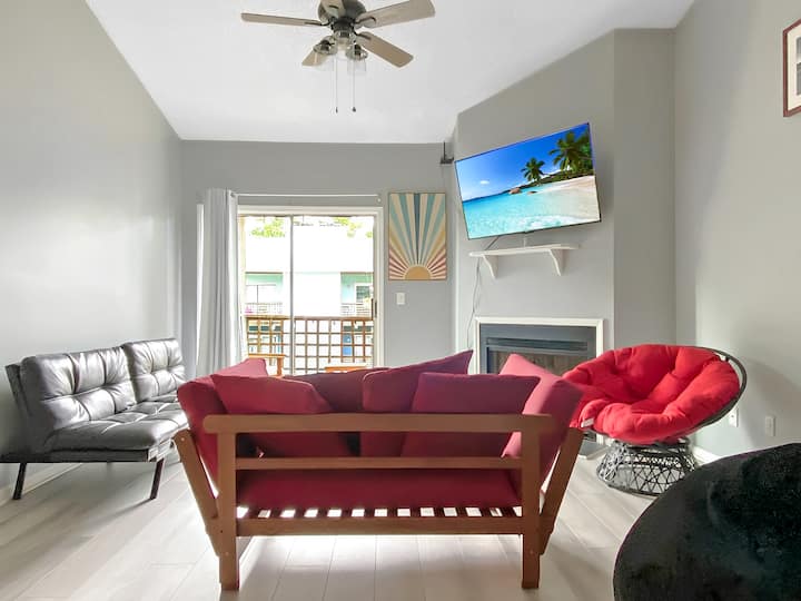 Doživite prostrani dnevni boravak s visokim stropom koji se nadvija u luk. Ovaj ugodan prostor ima 55-inčni televizor Roku i dvije udobne sofe na razvlačenje. Udobno se smjestite u iznimno veliku vreću za sjedenje. 