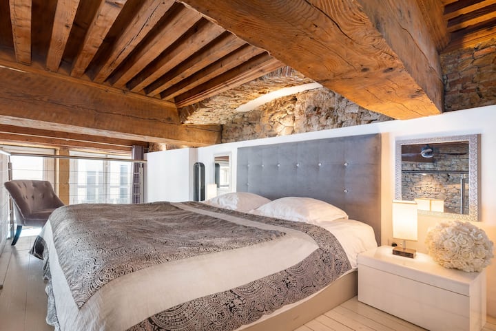 Perchez sur une mezzanine contemporaine , avec un lit d' hôtellerie king size, sous les poutres d' époque. Profitez de la vue sur la rue et sur le reste de l'appartement depuis votre nid douillet.
