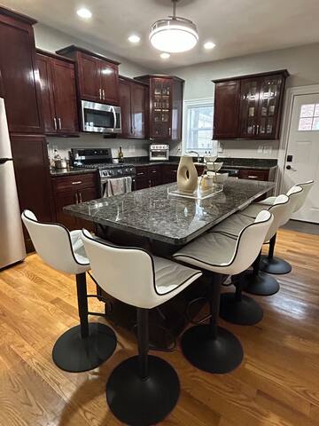 Private Parking! 4BR Family Home in South Boston gallery image 2