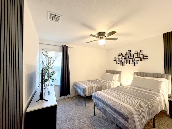 Double twin bedroom with 4K Smart TV. Twin beds can be combined into 1 king bed.