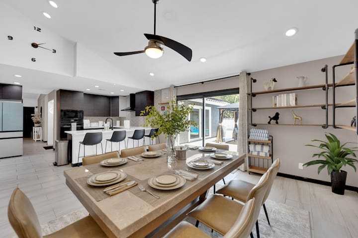 Modern home/king bed/pool table/near strip/airport