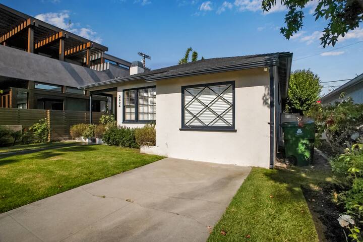 Venice Beach Charm, near Abbott Kinney &The Canals gallery image 2