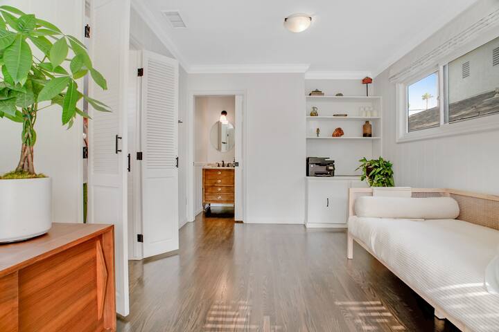 Venice Beach Charm, near Abbott Kinney &The Canals gallery image 5