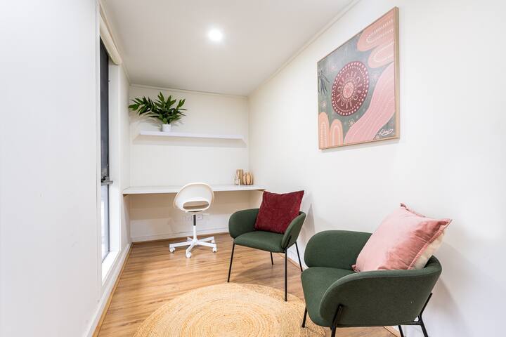 Serene and Spacious Retreat on the Hills gallery image 5