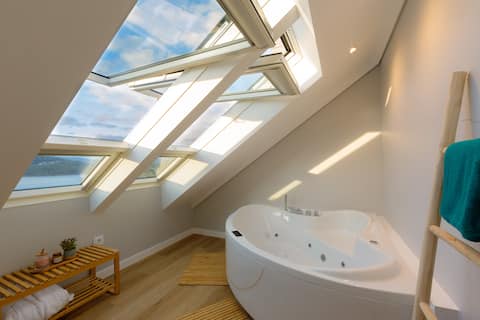 Private Jacuzzi and views in a romantic getaway