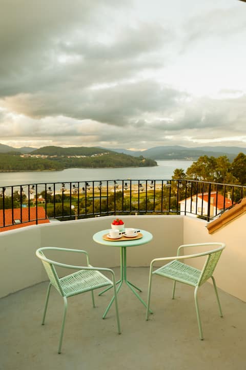 Terrace, Jacuzzi and spectacular views of the estuary