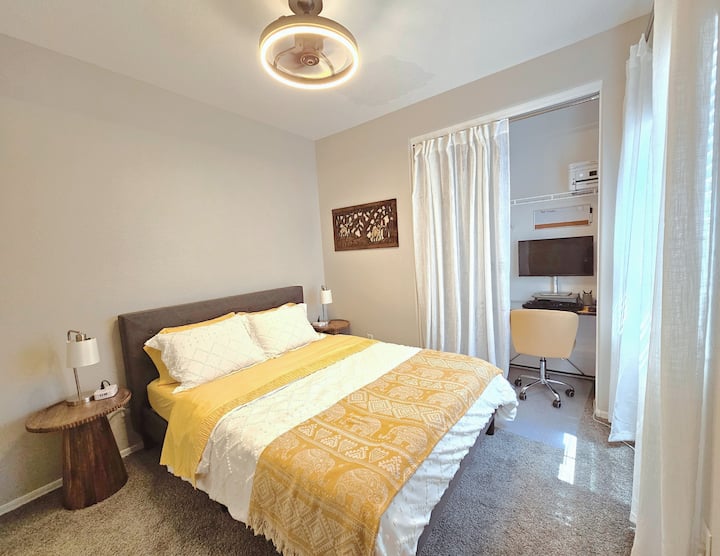 Posteľ s pamäťovou penou Queen, stropný ventilátor, „Cloffice“ s písacím stolom, dokovacou stanicou a tlačiarňou.