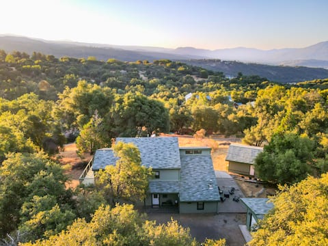 Yosemite Retreat · Sleeps 12 · Hot Tub & Game Room