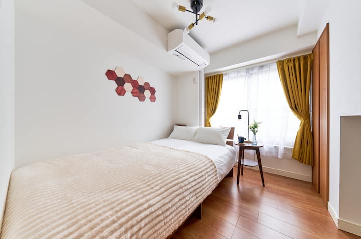 Kompaktná izba s manželskou posteľou(šírka 120 cm×dĺžka 200 cm)