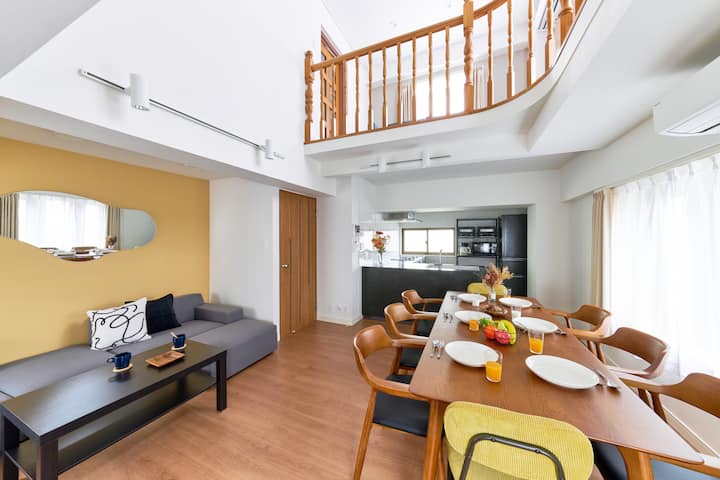 Obývacia izba má jedálenský stôl s 8 stoličkami a pohovkou. 