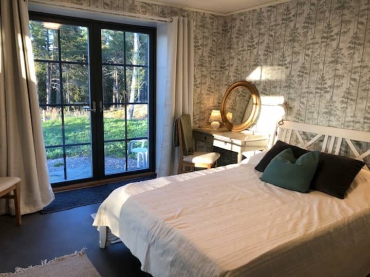 Chambre calme et reposante située cambriolée à l'étage. À travers les portes qui s'ouvrent, il est facile de descendre à un plongeon sur les rochers un peu en dessous de la maison. Un bureau, deux chaises, un petit banc et un tabouret sont dans la pièce.