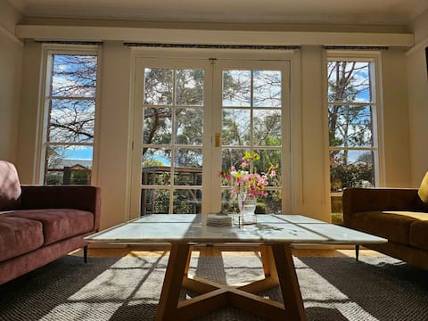Four-bedroom house in Central Canberra w City View