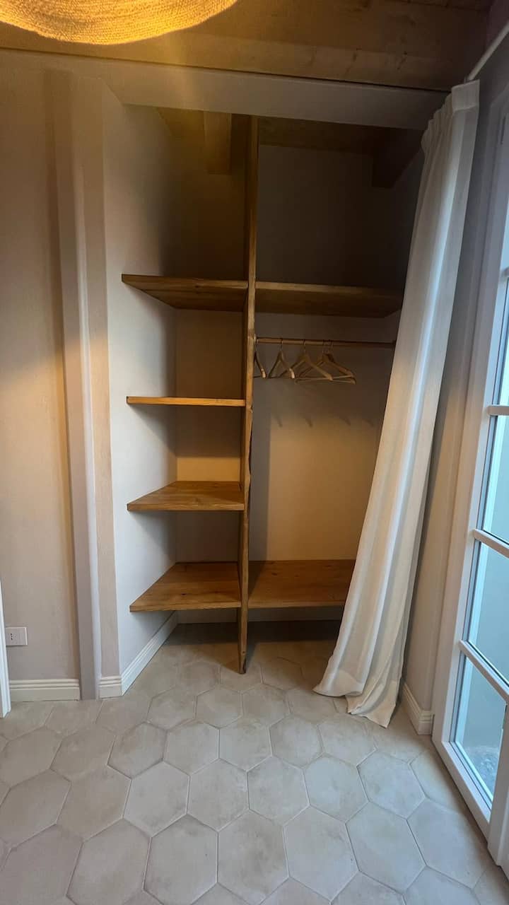 guardaroba fatto a mano della camera doppia vista lago