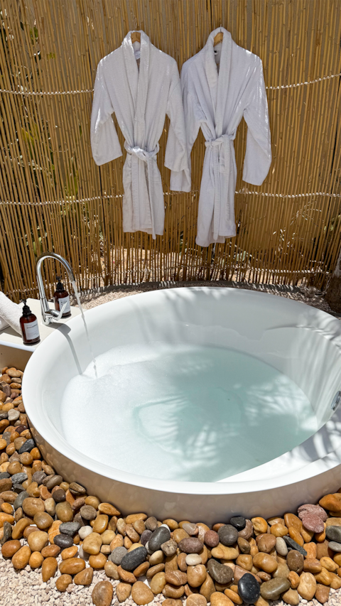 Hotel-style chalet with 2 bedrooms, pool & bathtub