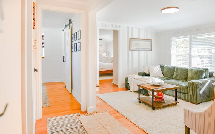 Cozy 1870s Retreat, Modern Touch - Green Bay, WI