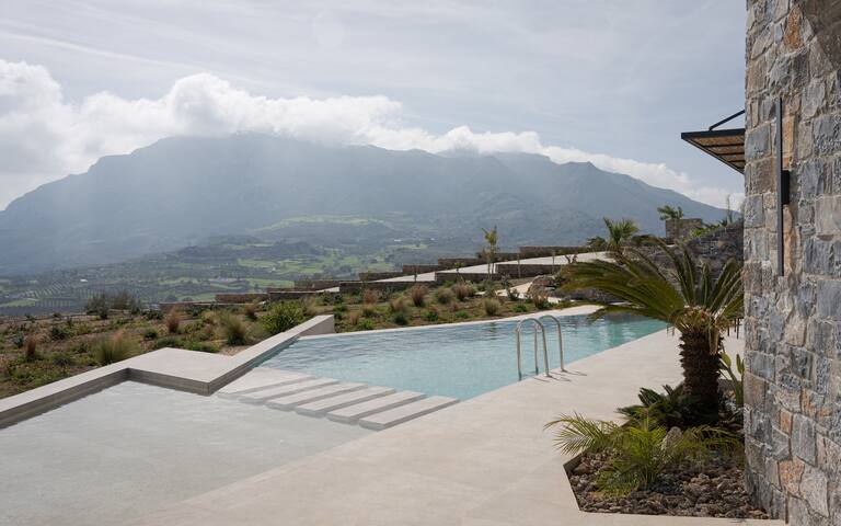 Neromai Cave Luxury Villas gallery image 3