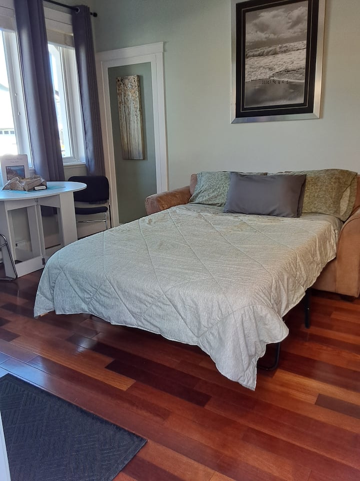 Jalada la kupendeza, lenye quilted hutumiwa wakati wa miezi ya joto na duvet ya manyoya yenye joto/fiberfill hutumiwa wakati wa miezi ya baridi.