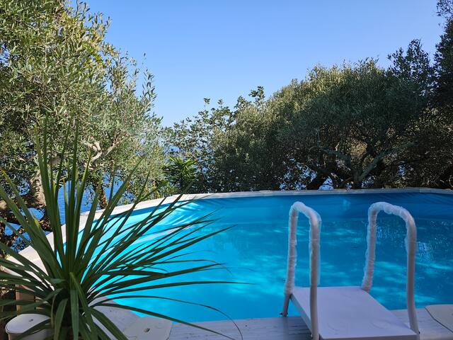 Incantevole villa con piscina a picco sul mare. gallery image 3