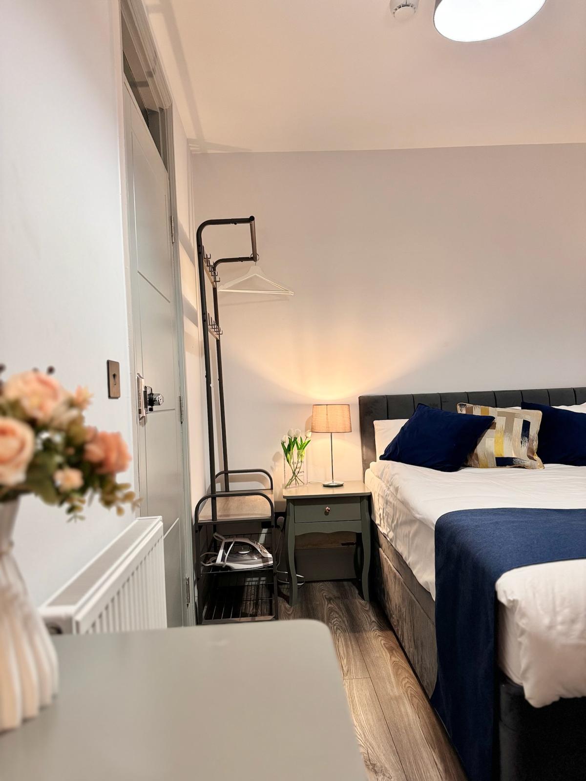 140x190cm bračni krevet – vrhunska udobnost!

Uživajte u potpuno novom bračnom krevetu (kupljenom ove godine) osmišljenom za iznimnu udobnost i miran san. Soba također ima otvoreni ormar za jednostavno odlaganje i noćnu svjetiljku za ugodan ambijent.