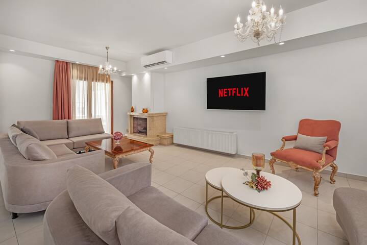 7 min from Center | 6BR Villa | w/ Airport Shuttle gallery image 5